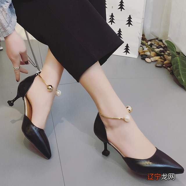 显个性又很时髦的尖尖高跟鞋,穿上让你更迷人高挑有女人味