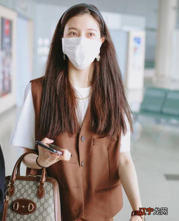 宋妍霏一袭简约纯白t恤搭配老头马甲，复古又有型