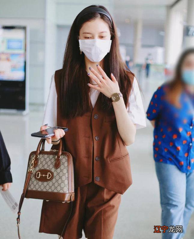 宋妍霏一袭简约纯白t恤搭配老头马甲，复古又有型