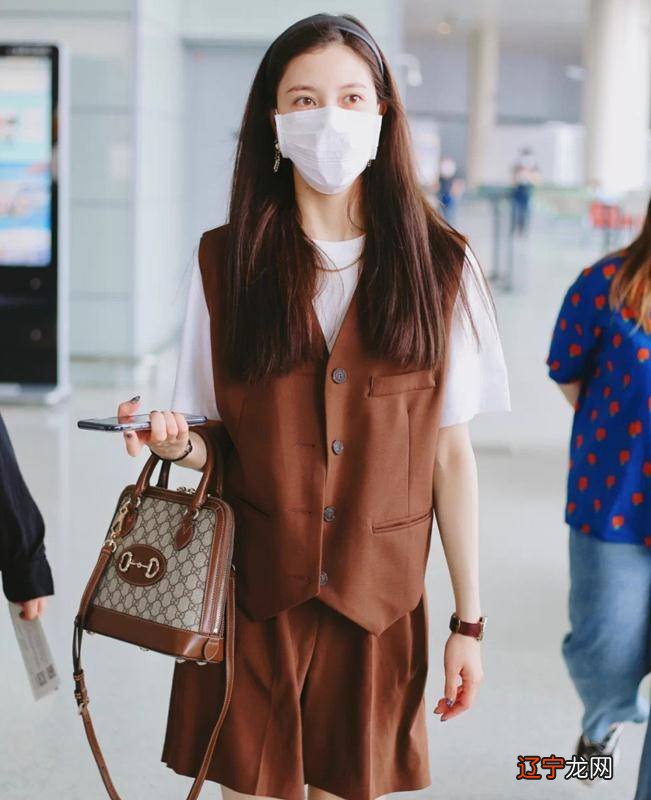 宋妍霏一袭简约纯白t恤搭配老头马甲，复古又有型