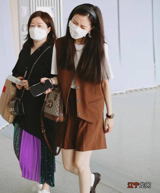 宋妍霏一袭简约纯白t恤搭配老头马甲，复古又有型