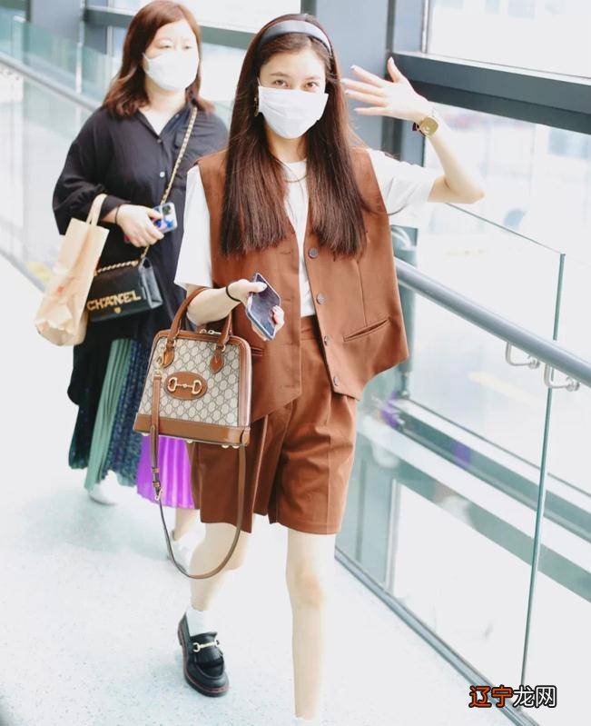 宋妍霏一袭简约纯白t恤搭配老头马甲，复古又有型