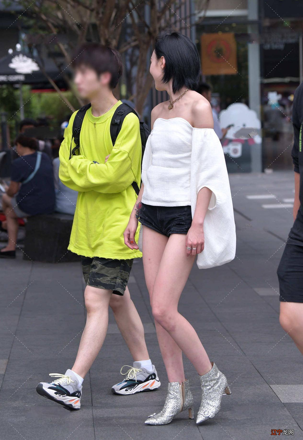 牛仔短裤套装，简简单单的穿搭，更能突出气质