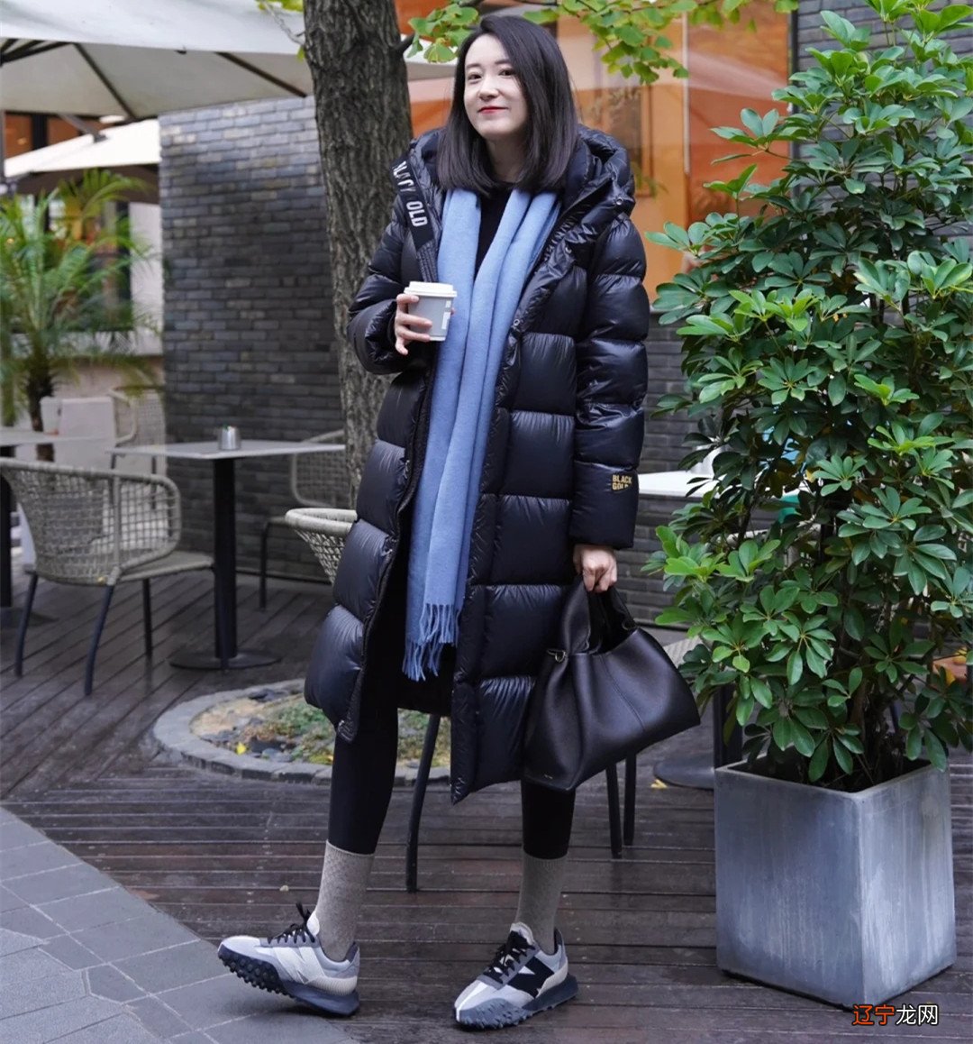 这才是过年的标配:“上身羽绒服、下身打底裤”,时髦又显身材瘦