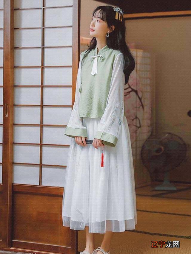 随着复古风的大肆回潮，来试一试民族风的穿搭吧，这样穿真的特别经典大气！
