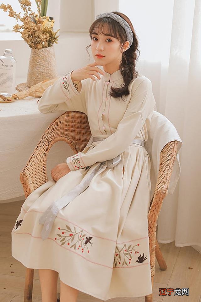 随着复古风的大肆回潮，来试一试民族风的穿搭吧，这样穿真的特别经典大气！