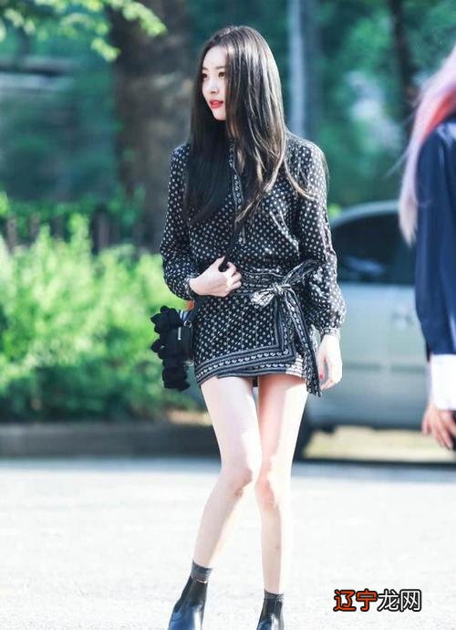 随着复古风的大肆回潮，来试一试民族风的穿搭吧，这样穿真的特别经典大气！