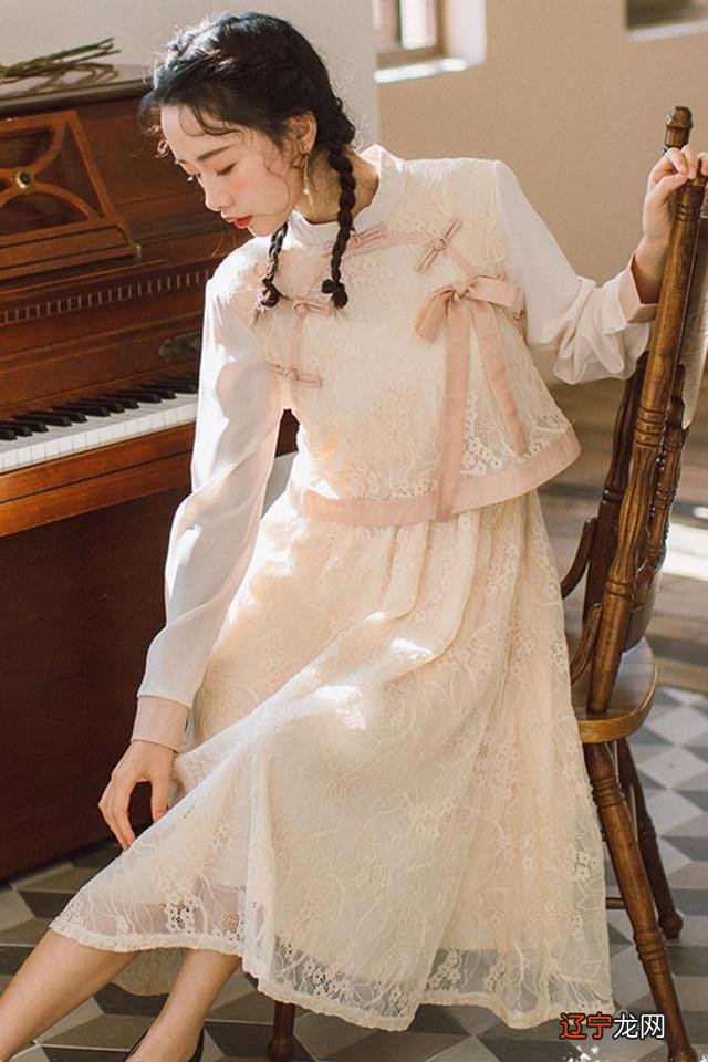 随着复古风的大肆回潮，来试一试民族风的穿搭吧，这样穿真的特别经典大气！