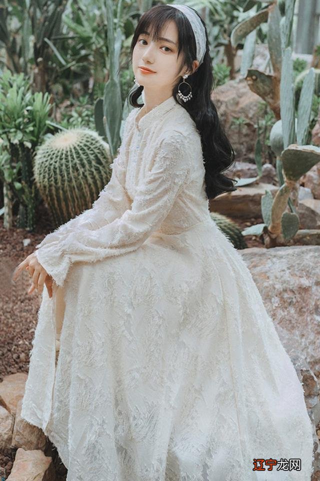 随着复古风的大肆回潮，来试一试民族风的穿搭吧，这样穿真的特别经典大气！