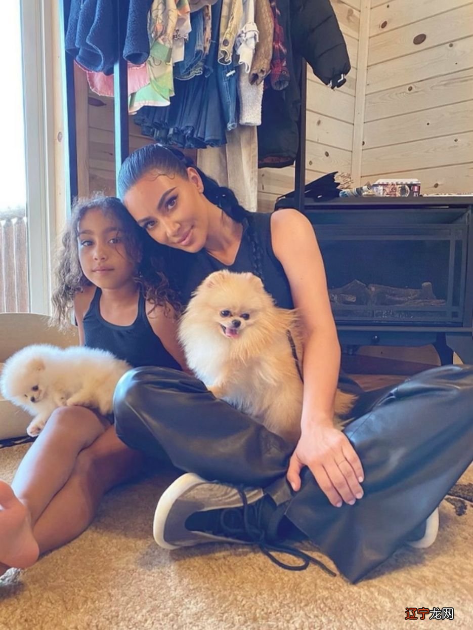 想酷还得靠皮裤！卡戴珊穿黑色背心搭皮裤，裤腿“开线”照样时髦