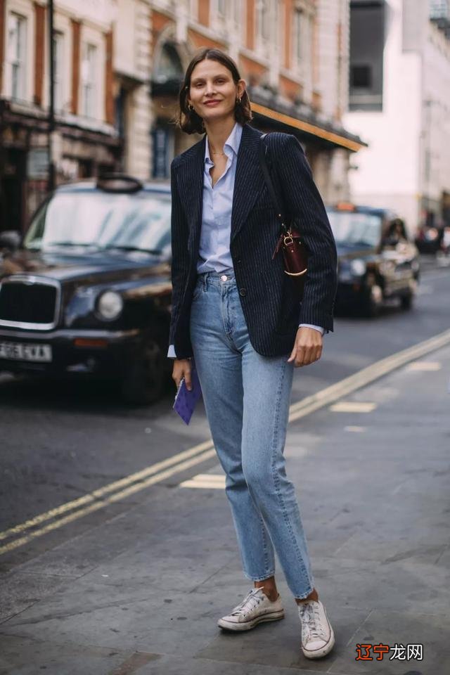 法国夫人真时髦!穿黑西装优雅有气场,在小25岁老公旁边歪头笑