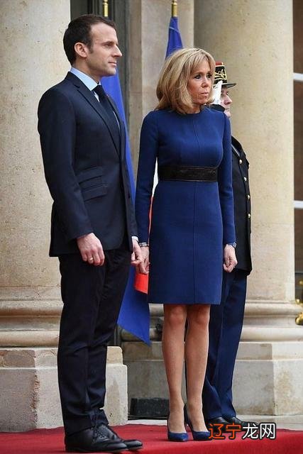法国夫人真时髦!穿黑西装优雅有气场,在小25岁老公旁边歪头笑
