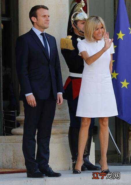 法国夫人真时髦!穿黑西装优雅有气场,在小25岁老公旁边歪头笑