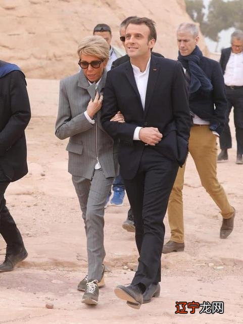 法国夫人真时髦!穿黑西装优雅有气场,在小25岁老公旁边歪头笑