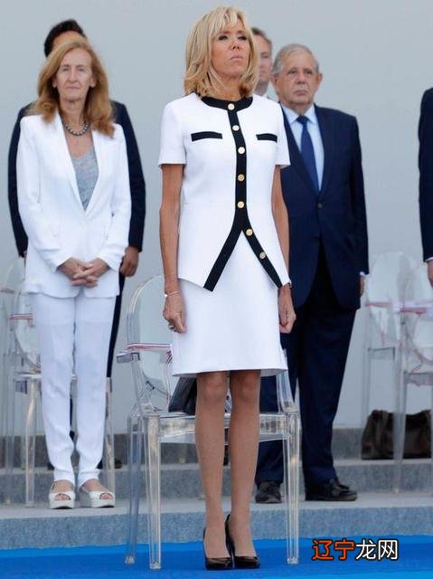 法国夫人真时髦!穿黑西装优雅有气场,在小25岁老公旁边歪头笑