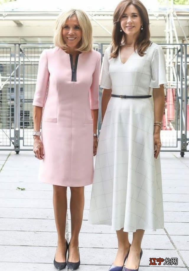 法国夫人真时髦!穿黑西装优雅有气场,在小25岁老公旁边歪头笑