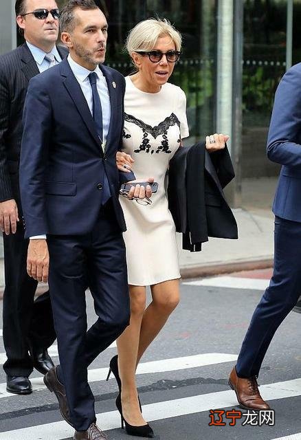 法国夫人真时髦!穿黑西装优雅有气场,在小25岁老公旁边歪头笑