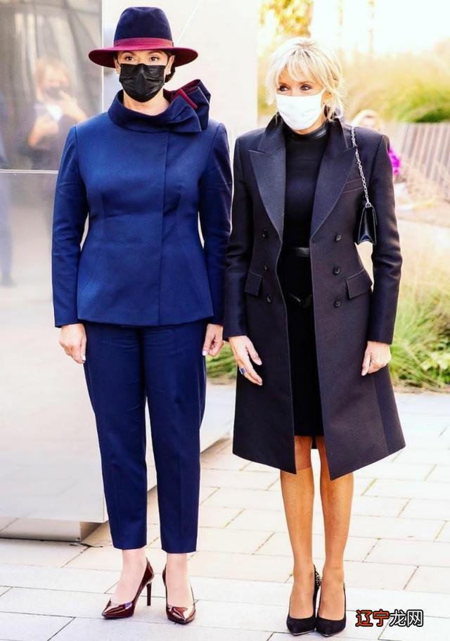 法国夫人真时髦!穿黑西装优雅有气场,在小25岁老公旁边歪头笑