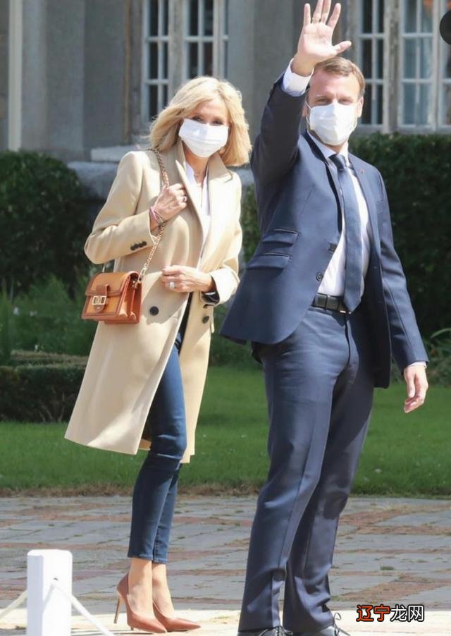 法国夫人真时髦!穿黑西装优雅有气场,在小25岁老公旁边歪头笑