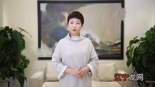 国美老板黄光裕真幸福！老婆杜鹃不离不弃帮拼事业，穿衣时髦气场堪比董明珠