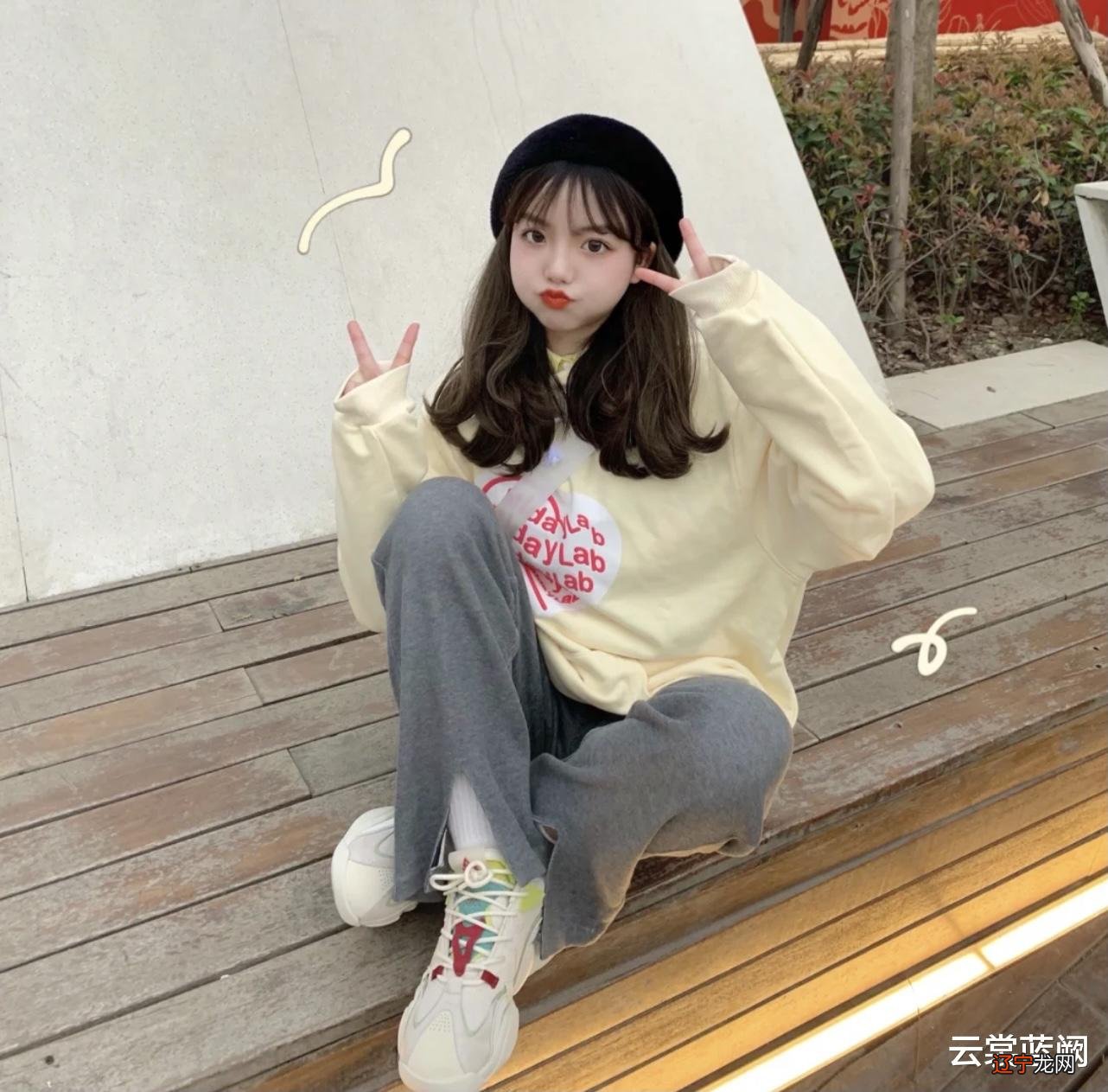 米色上衣搭配微开叉裤子的穿搭，也太卡哇伊了吧，怎么看怎么像18岁