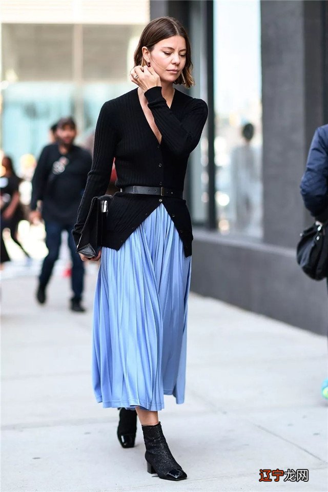 今年“奶奶衫+半裙”太火了,适合肩宽、胯大的女生,好看又显瘦