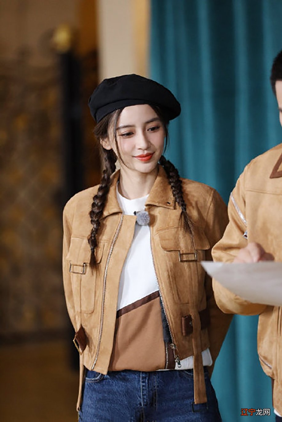 阿sa长相好显嫩，头戴红色贝雷帽像少女，38岁还是一副学生样