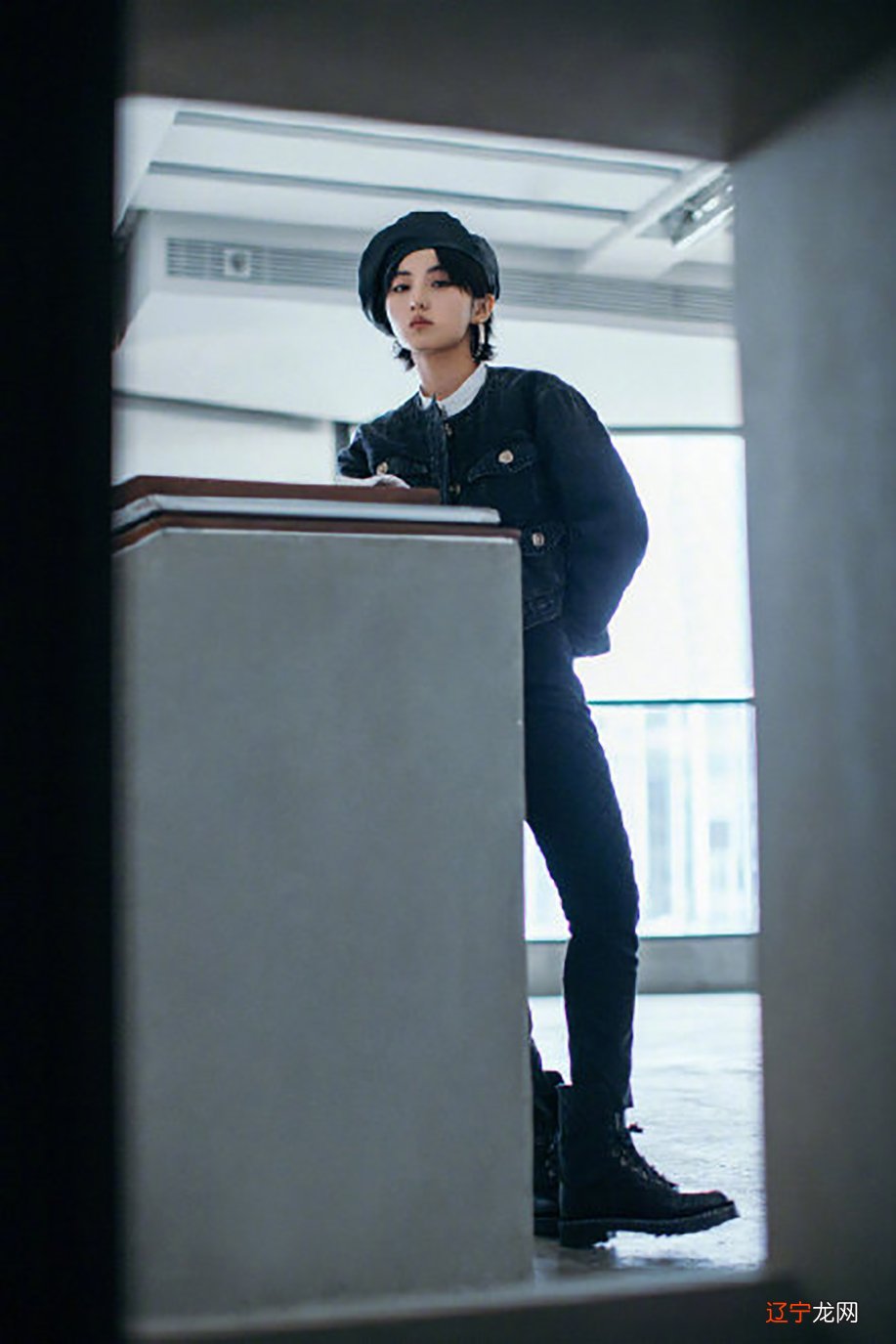 阿sa长相好显嫩，头戴红色贝雷帽像少女，38岁还是一副学生样