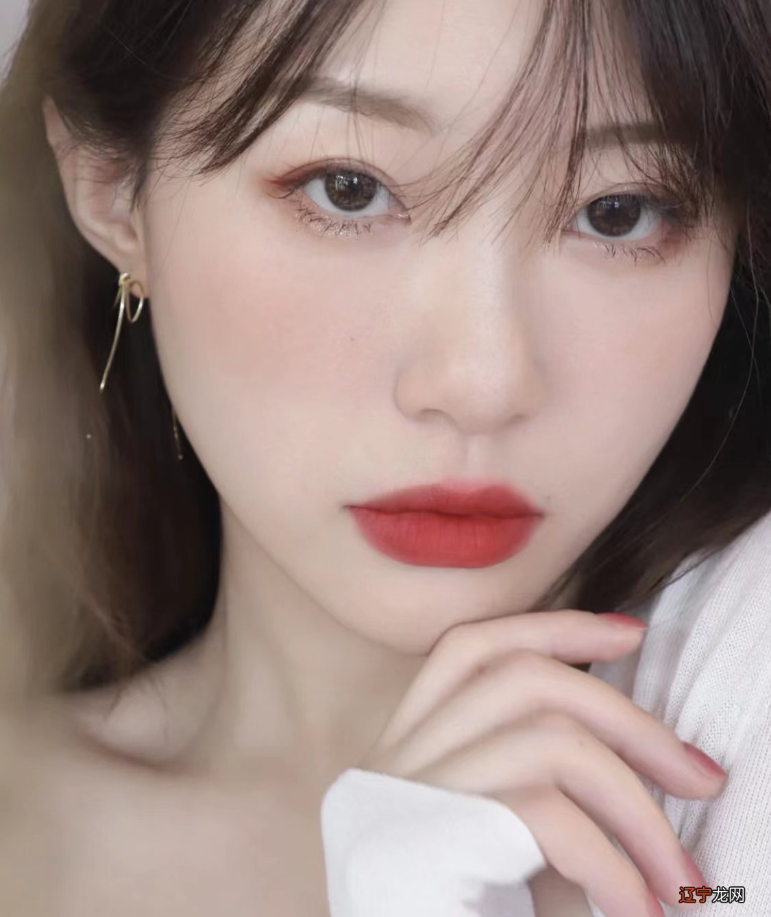 建议“肤色暗黄”的女人,春天涂这几支口红,时髦又显白减龄