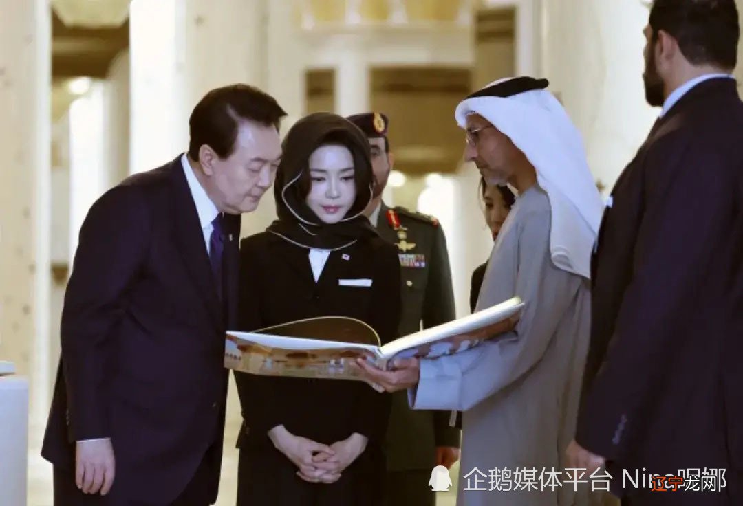 韩国第一夫人参观阿联酋清真寺,罕见扎头巾变中东贵妇,异域风造型美得认不出