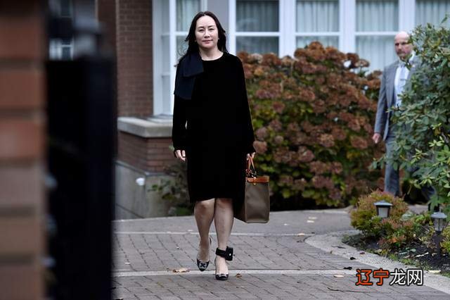 孟晚舟再现身形象大变，穿娃娃裙换发型，别人穿羽绒服她却穿短裙