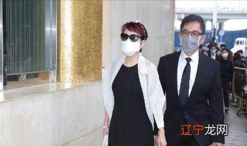 狄波拉携手老公露面,穿波点裙踩绿鞋十分娇俏,68岁还爱扮嫩