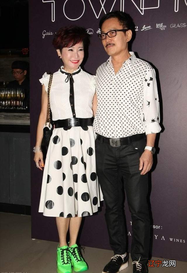 狄波拉携手老公露面，穿波点裙踩绿鞋十分娇俏，68岁还爱扮嫩