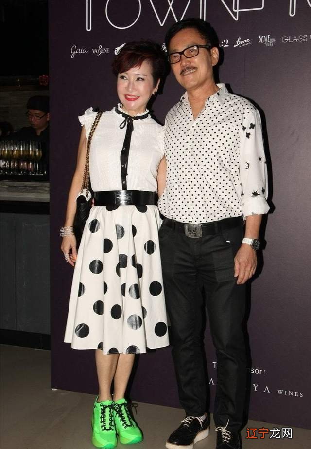 狄波拉携手老公露面，穿波点裙踩绿鞋十分娇俏，68岁还爱扮嫩