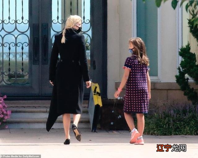 伊万卡一家沙滩庆犹太新年，她与小叔对视笑容甜，老公只顾陪女儿