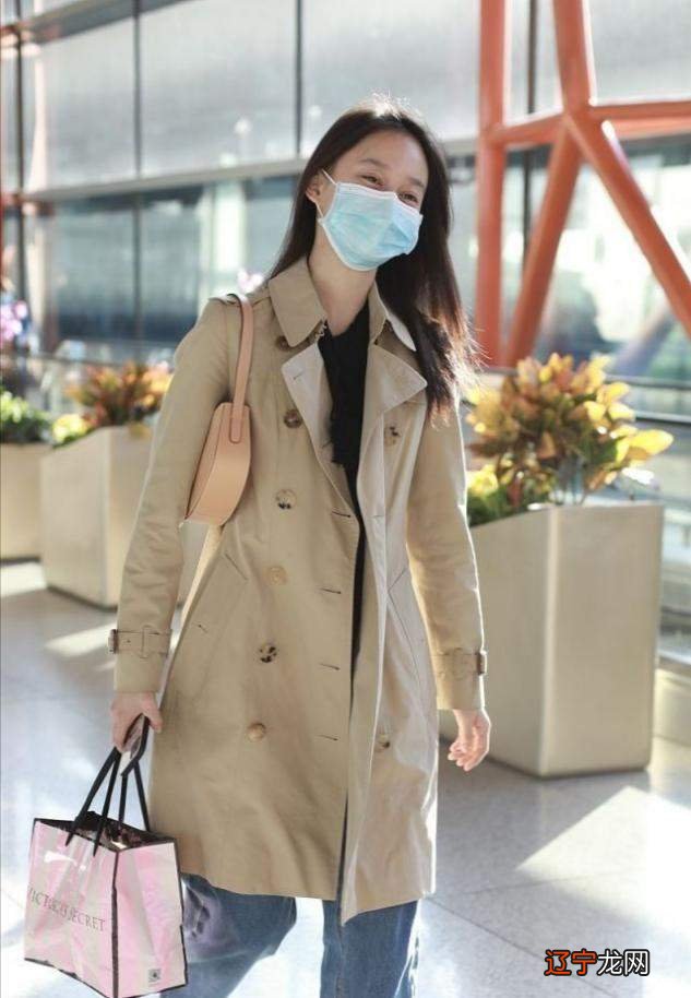 不愧是北影第一，夏梦穿经典款风衣亮相好俏丽，温柔气质太动人