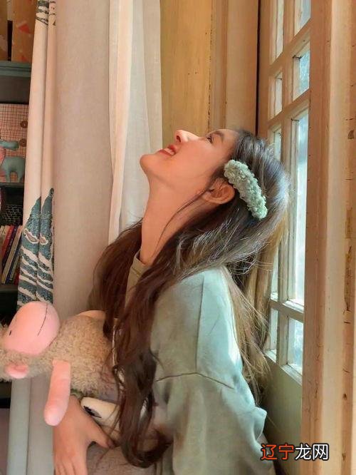 冬天穿大衣颜色单调显臃肿?学会这些“色彩”搭配,保暖又时尚!