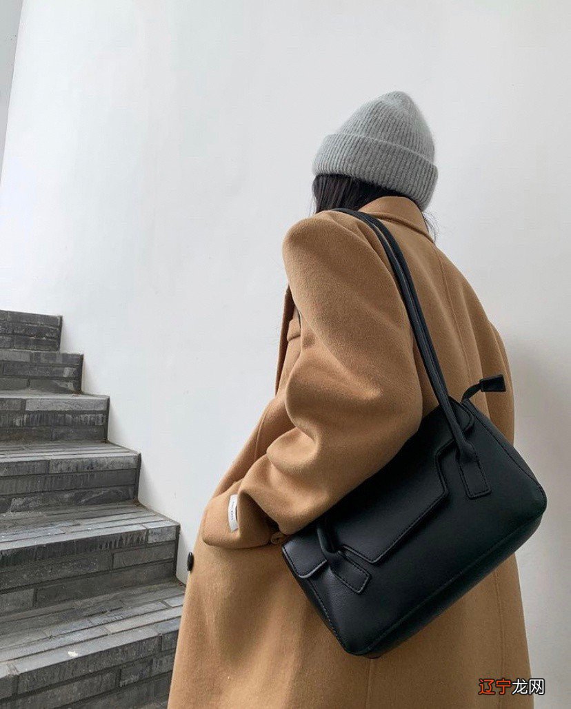 抓住冬天的小尾巴,选择大地色系打造复古穿搭,造型简约还新潮