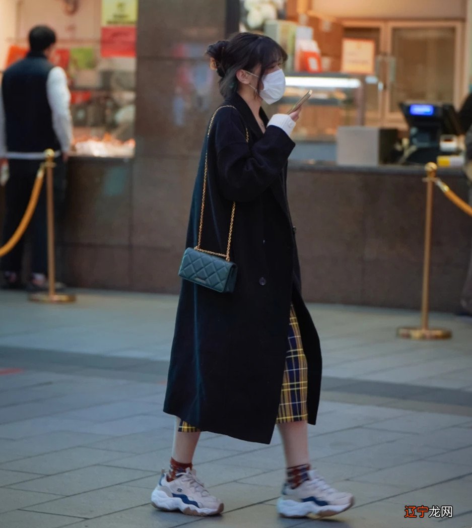 今年最火穿法非“大衣＋运动鞋”莫属，学杭州街拍这样穿，美得很