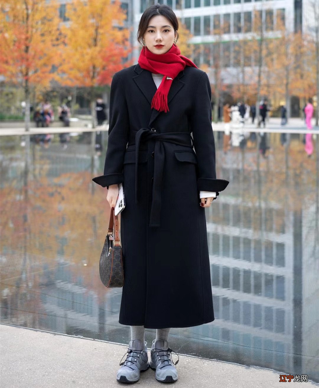 今年最火穿法非“大衣＋运动鞋”莫属，学杭州街拍这样穿，美得很