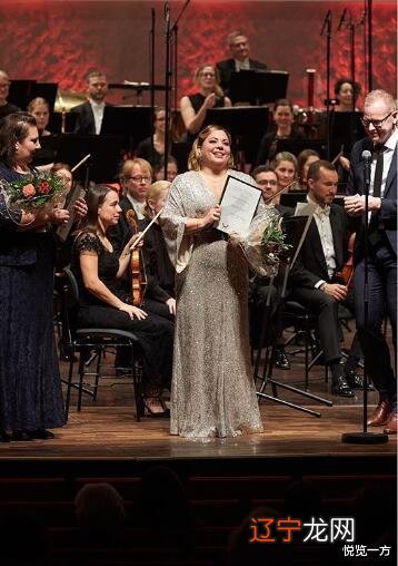 女王伊丽莎白二世和玛格丽特二世各自黑衣现身 一位悲戚一位愉悦