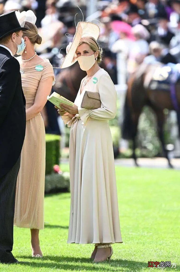 浅色礼服流行——莱蒂齐亚梦幻 凯特端庄 马克西玛潇洒 玛丽帅气