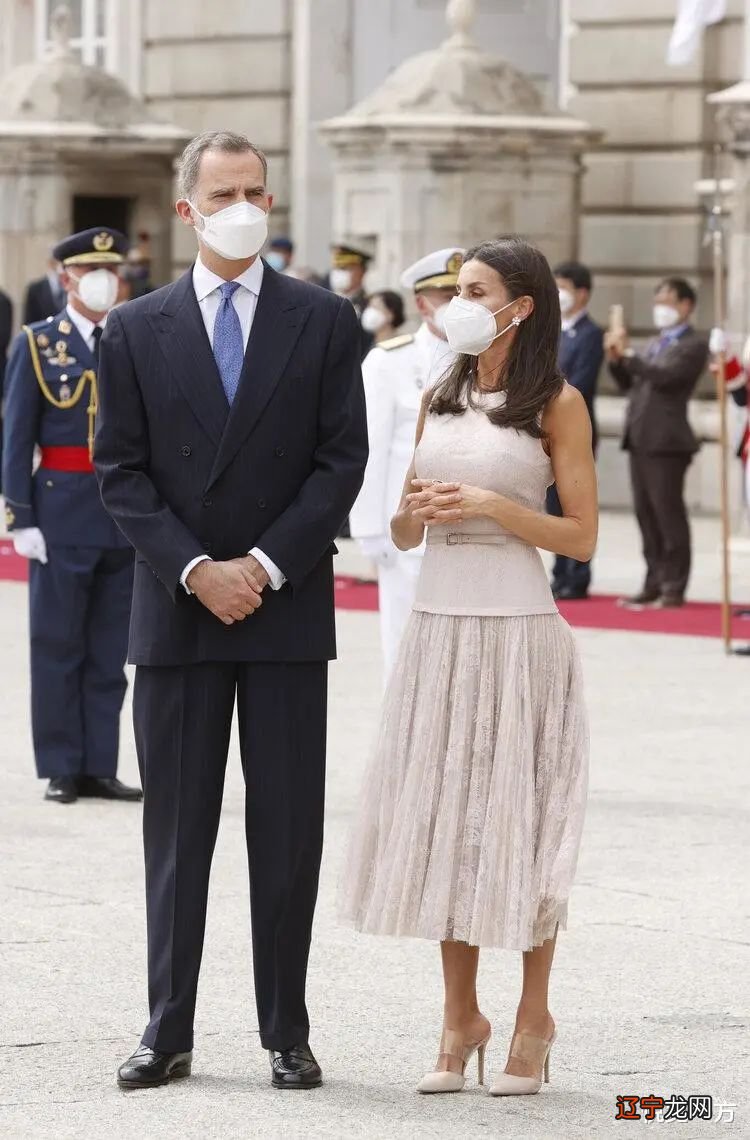 浅色礼服流行——莱蒂齐亚梦幻 凯特端庄 马克西玛潇洒 玛丽帅气