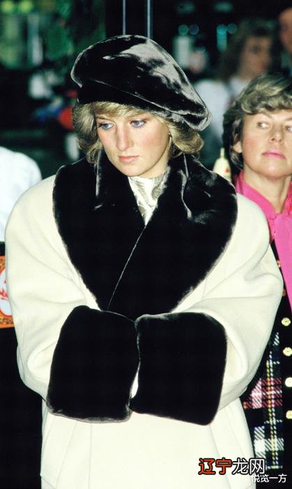戴安娜王妃冬季外套款式多样 搭配优雅时尚至今流行