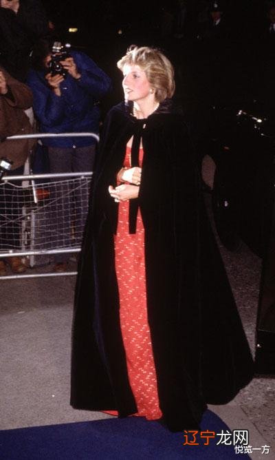戴安娜王妃冬季外套款式多样 搭配优雅时尚至今流行