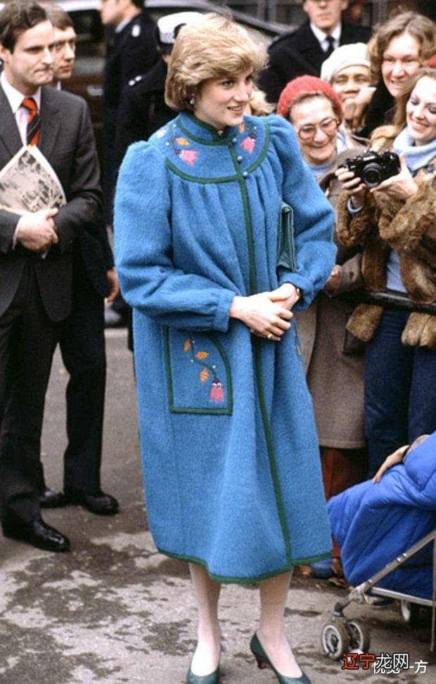 戴安娜王妃冬季外套款式多样 搭配优雅时尚至今流行