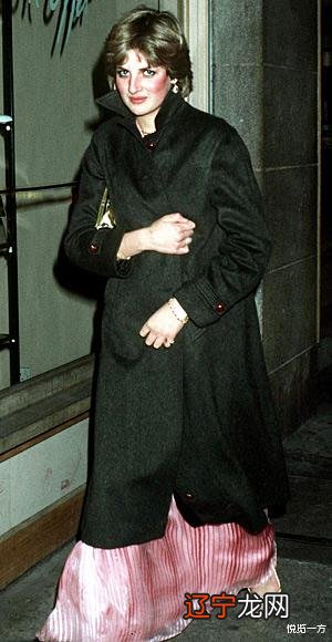 戴安娜王妃冬季外套款式多样 搭配优雅时尚至今流行