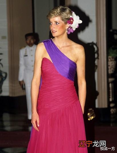 戴安娜王妃冬季外套款式多样 搭配优雅时尚至今流行