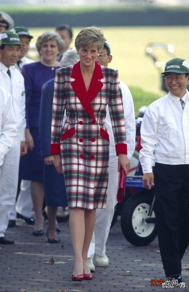 戴安娜王妃冬季外套款式多样 搭配优雅时尚至今流行