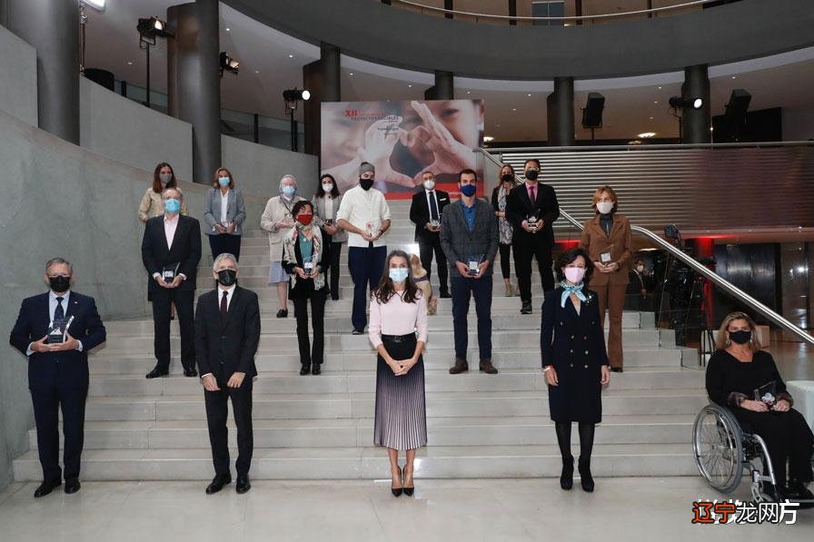 西班牙国王和王后出席医院开幕礼 莱蒂齐亚简约着装优雅得体